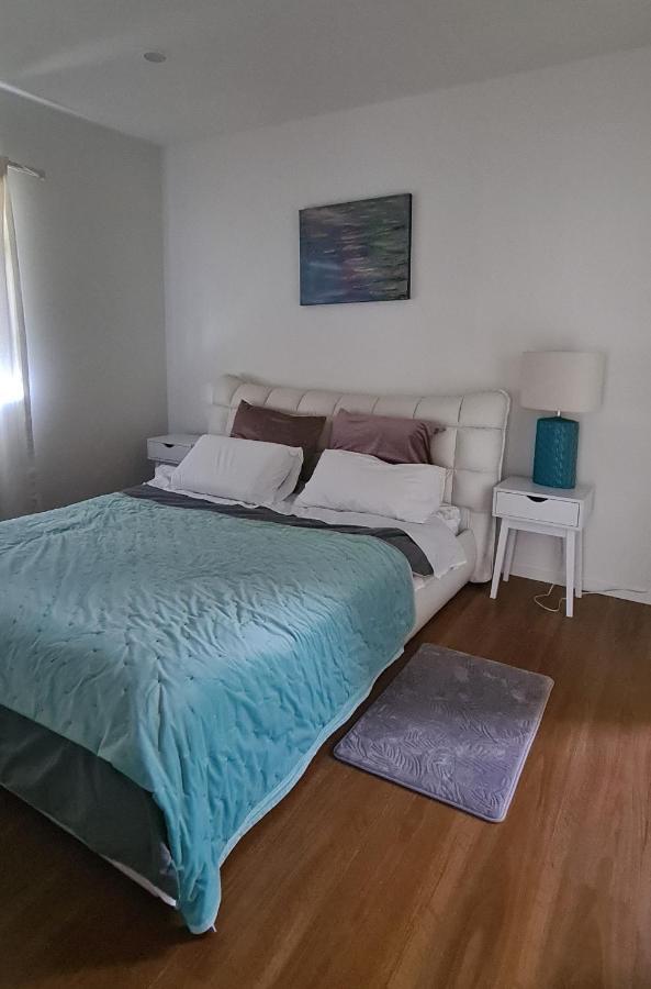 This Fabulous, Single-Level 3 Plus 1 Small Room With Folding Sofa Home Auckland Exterior foto