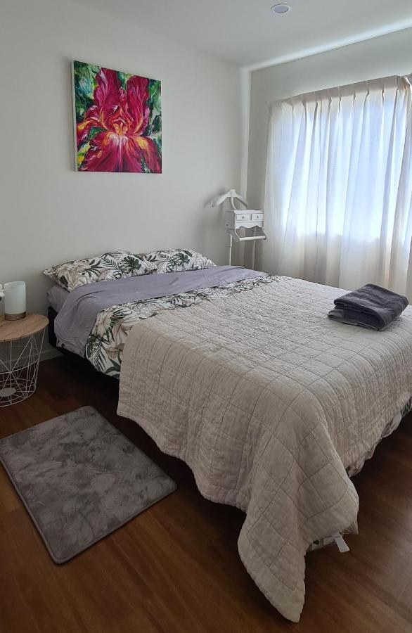 This Fabulous, Single-Level 3 Plus 1 Small Room With Folding Sofa Home Auckland Exterior foto
